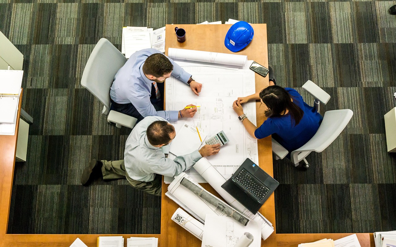 Planejamento estratégico corporativo em reunião de equipe